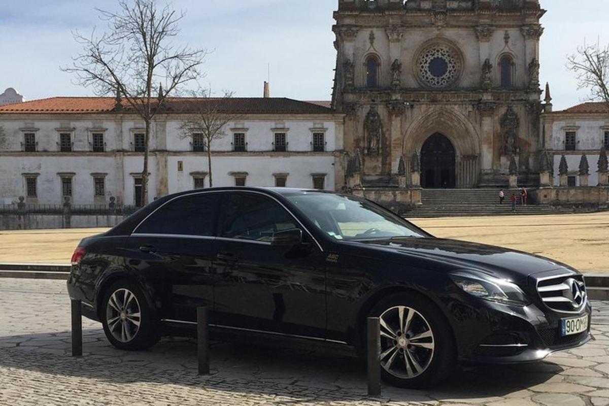 čierne auto zaparkované pred budovou