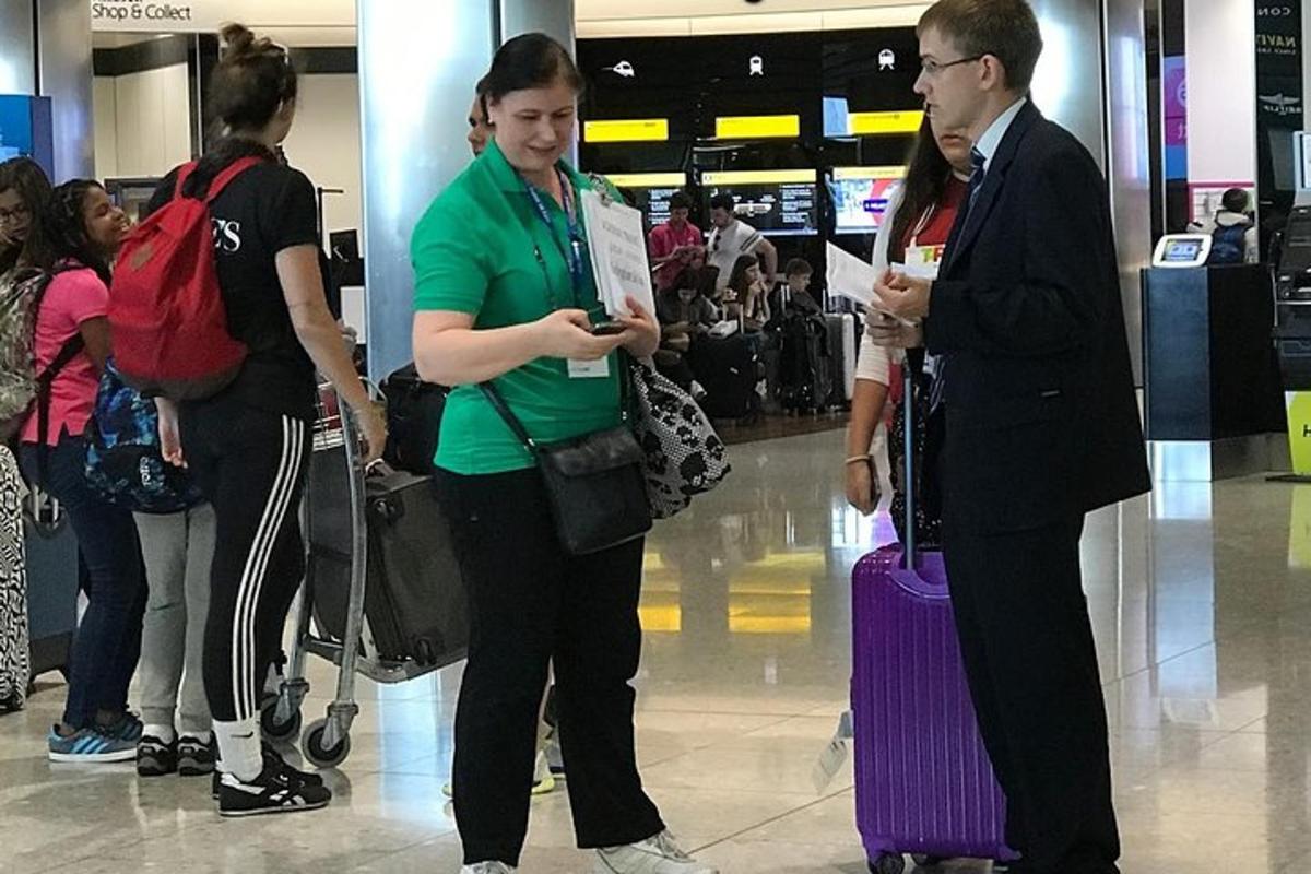 skupina lidí stojících na letišti