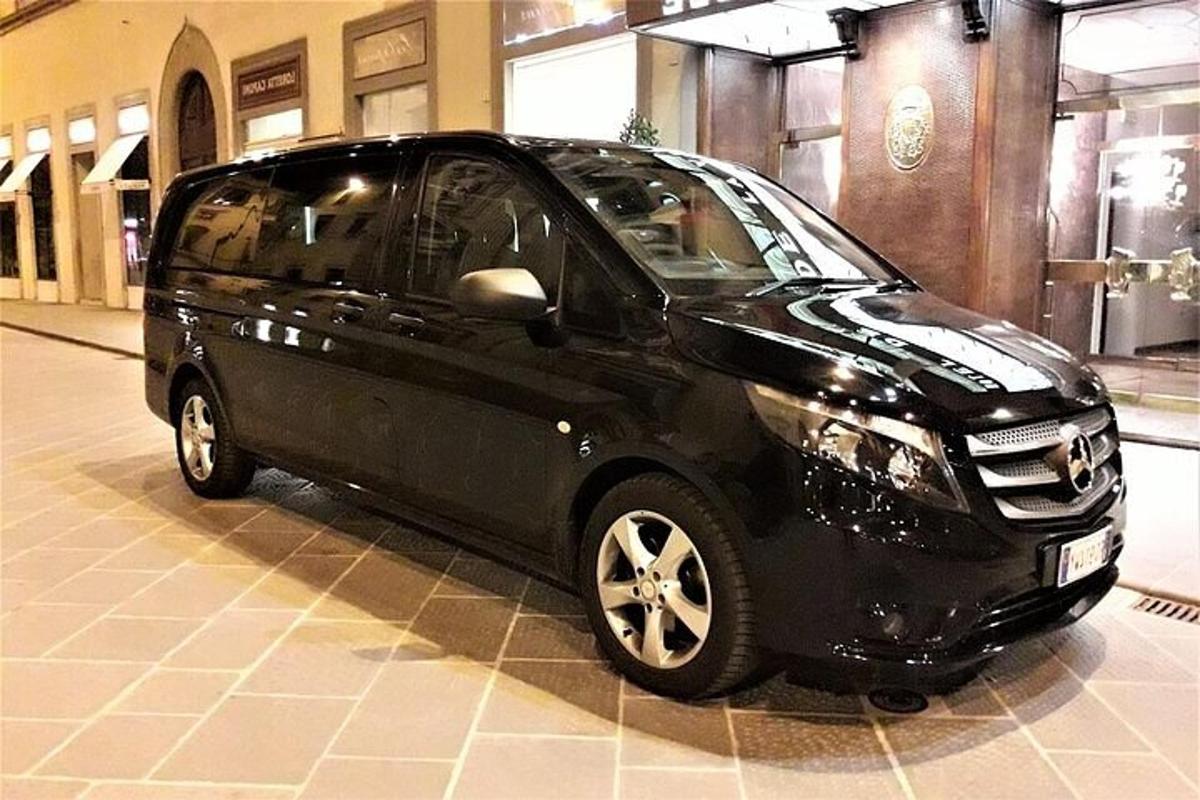 um carro preto está estacionado em um prédio