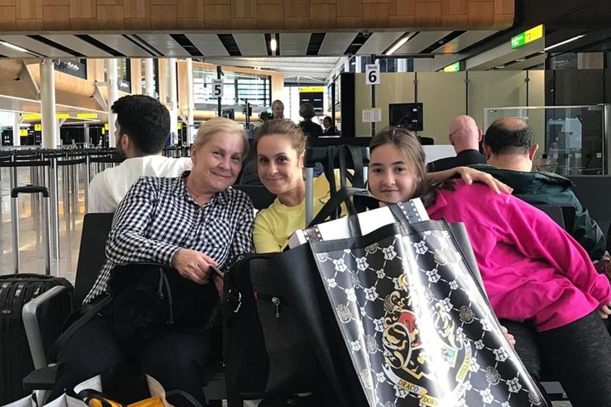 um grupo de pessoas posando para uma foto com sacolas