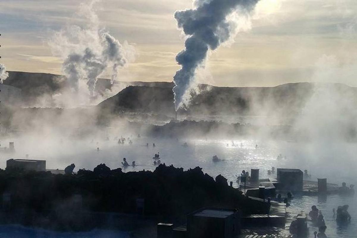 μια θέα μιας πόλης με καπνό να βγαίνει