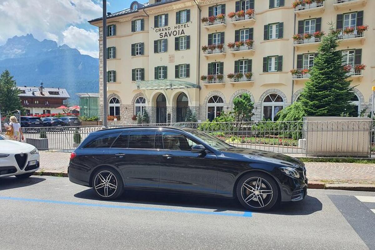 must auto pargitud hoone ette