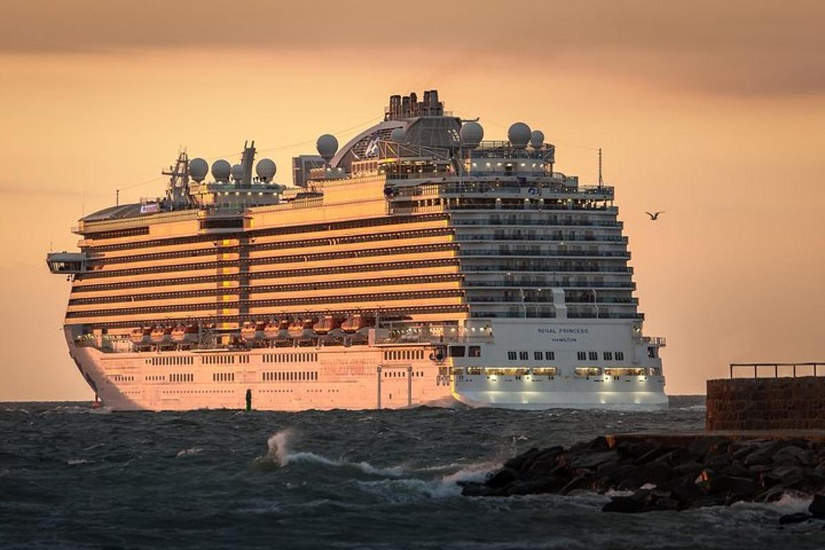o navă de croazieră în ocean la apus