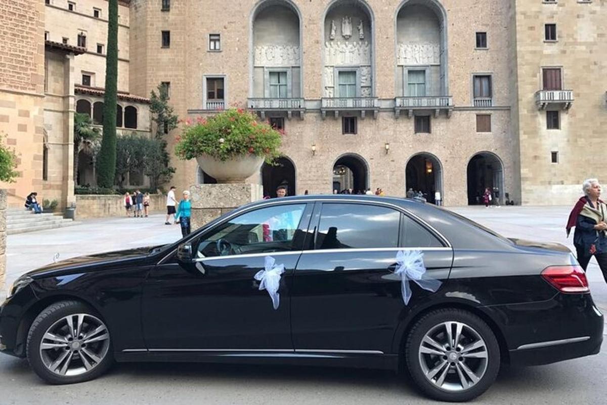 un cotxe negre aparcat davant d'un edifici