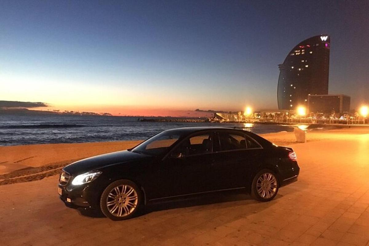 sebuah mobil hitam terparkir di pantai pada malam hari