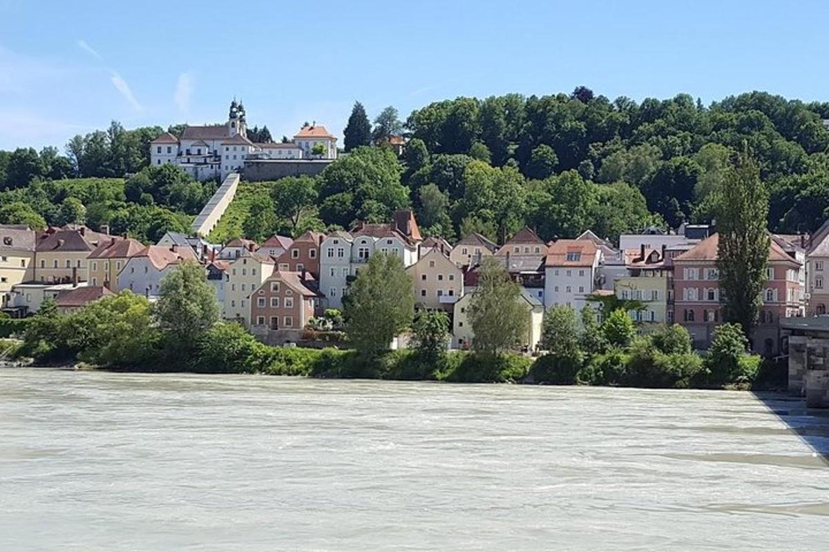 mesto na bregovih reke