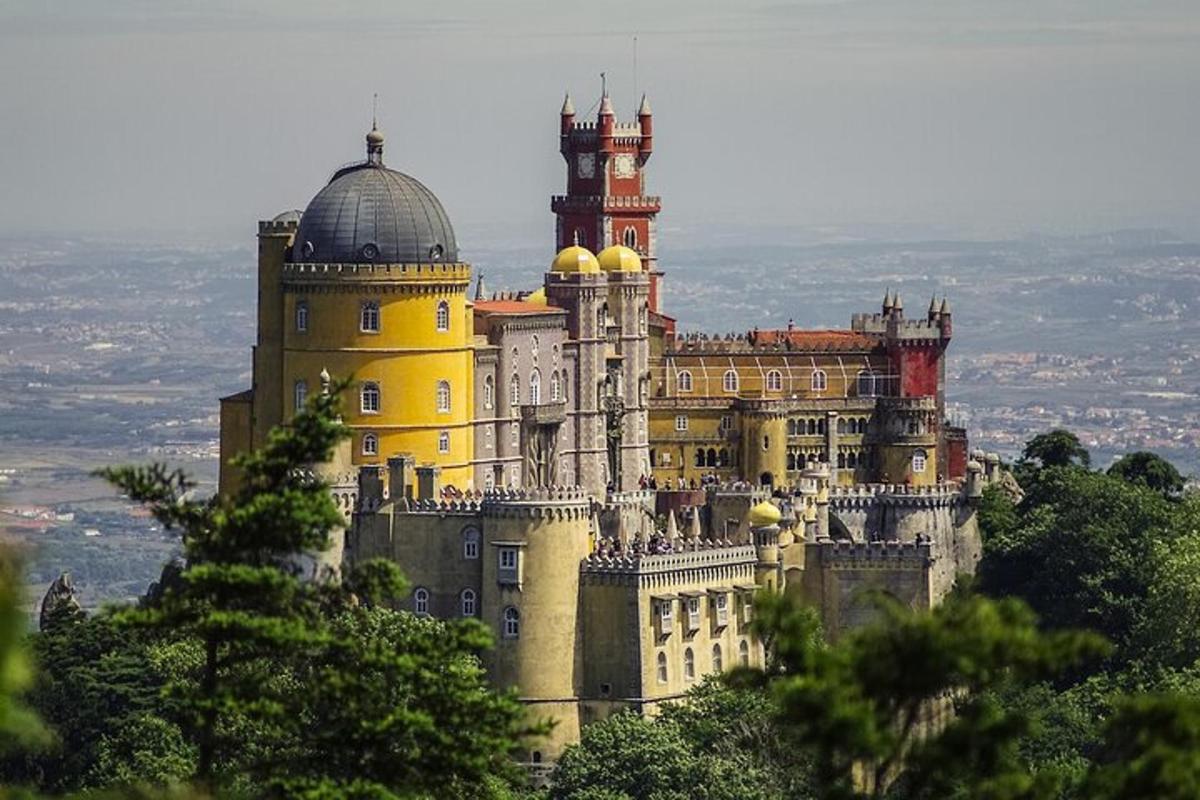 un castillo situado en la cima de una montaña