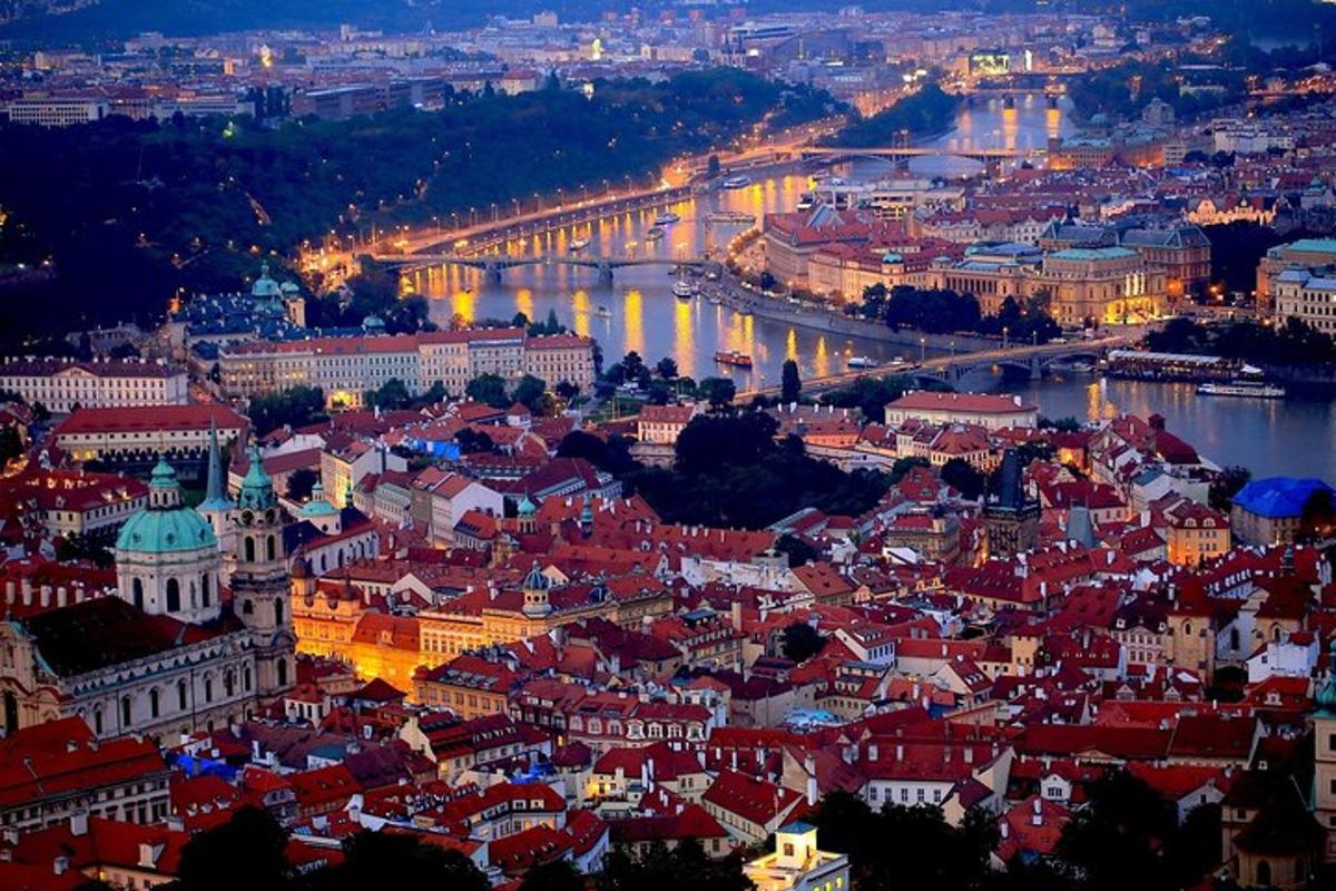 zračni pogled na mesto ponoči