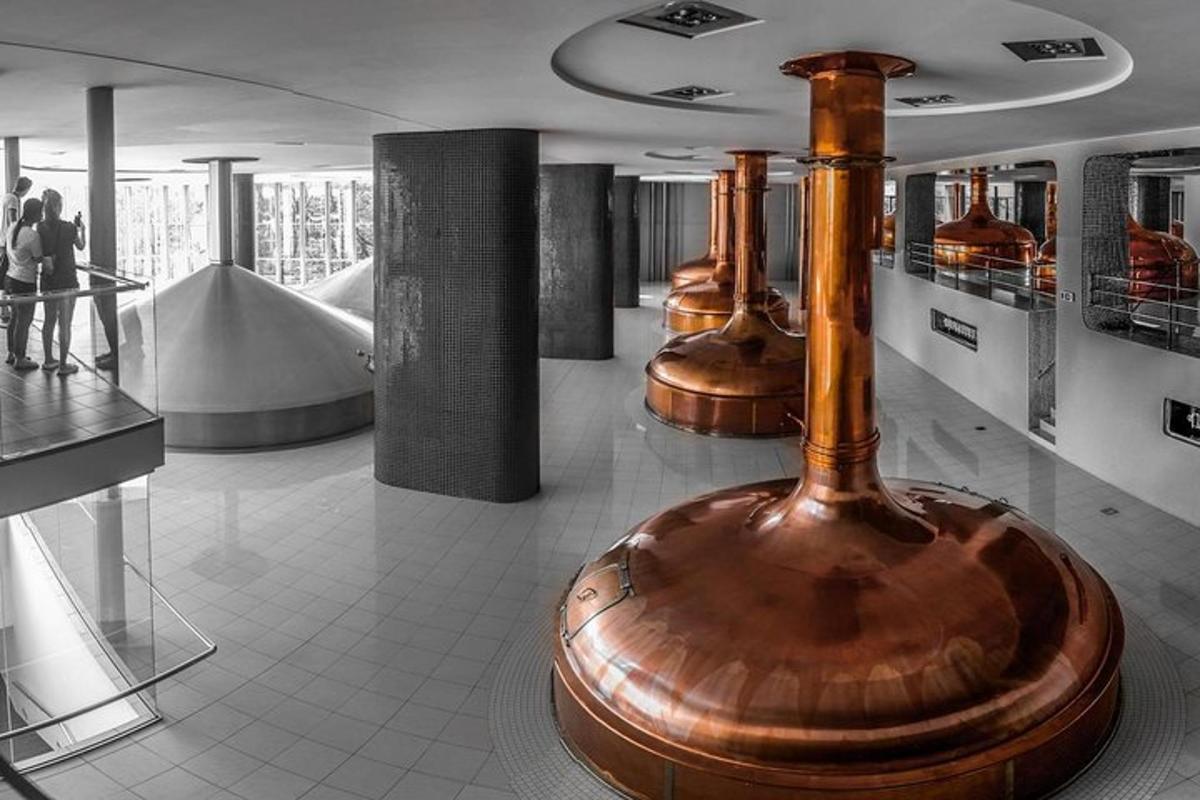muzeum s vystavenou velkou dřevěnou vázou