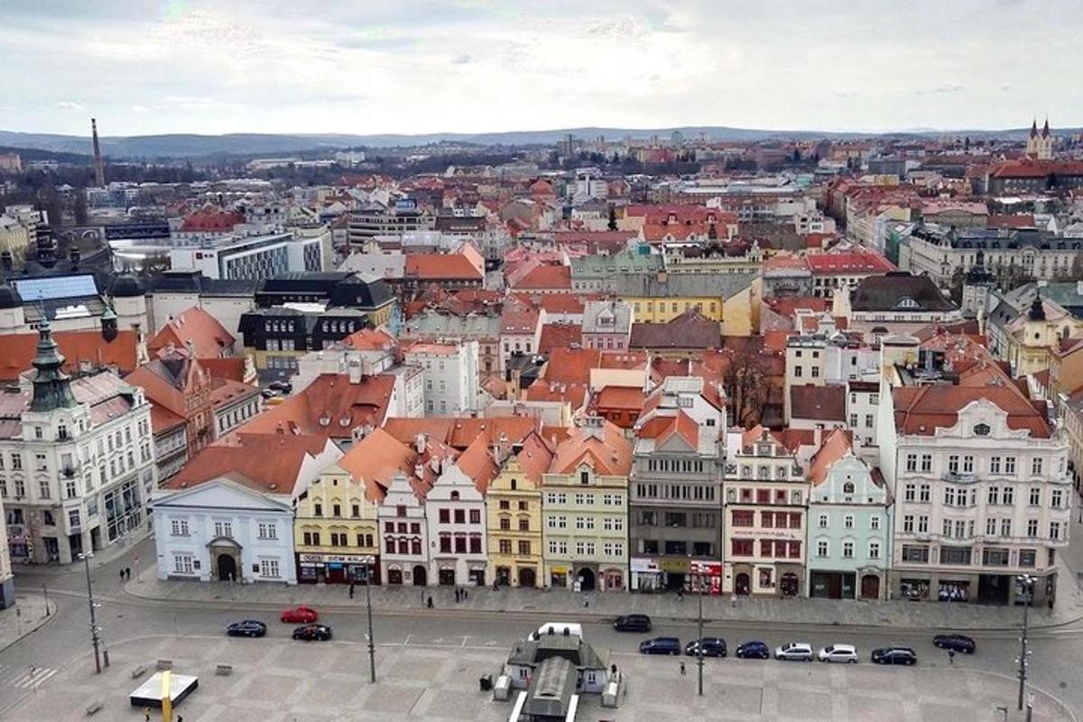 pohled na město s budovami a auty