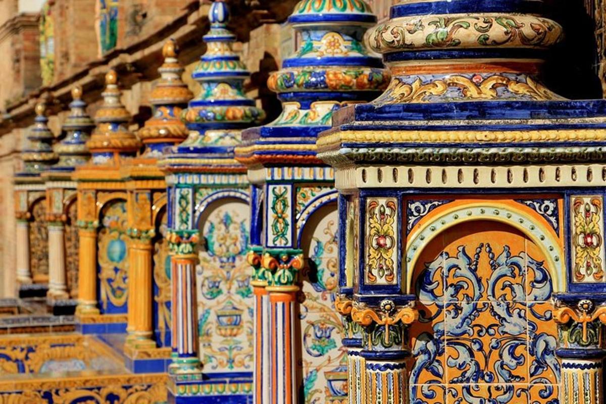 un gruppo di vasi blu e oro su una parete
