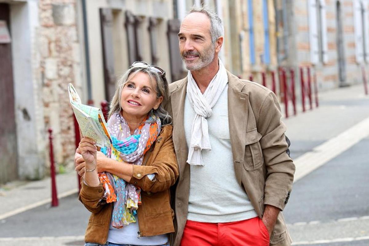 un uomo e una donna che camminano lungo una strada