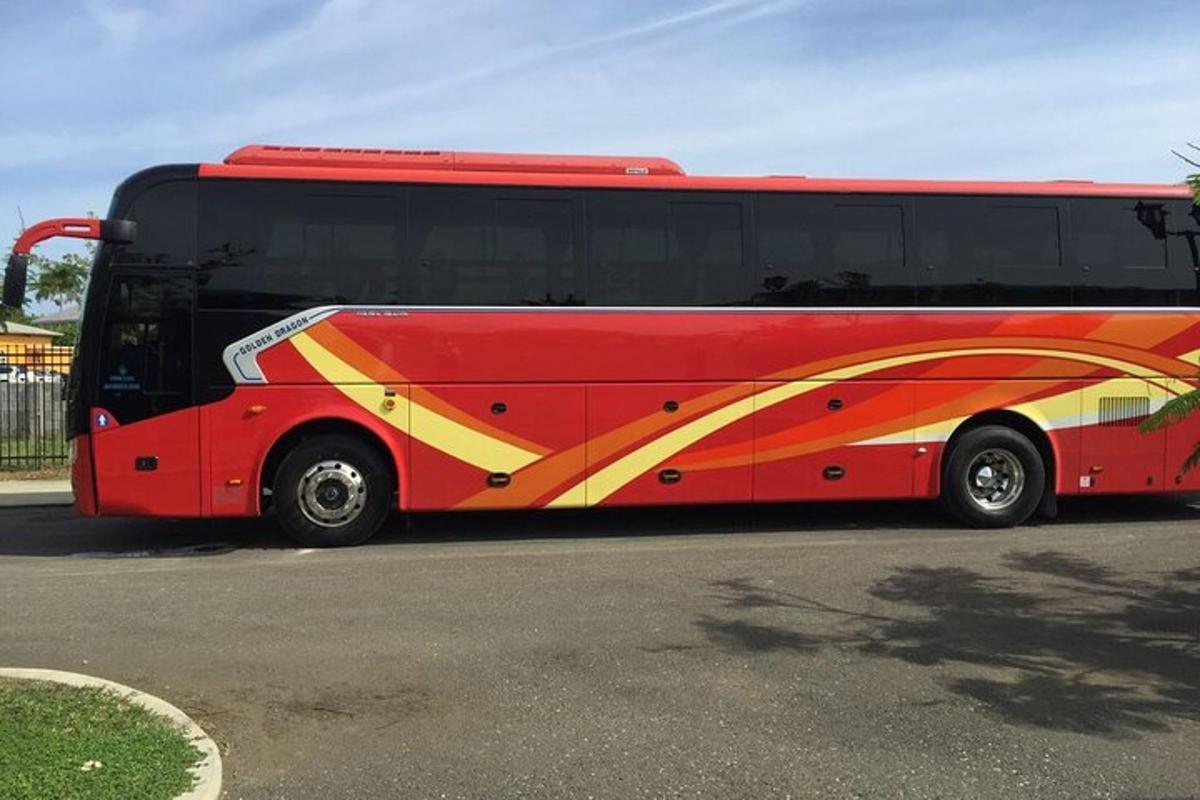 isang pulang bus ang nakaparada sa gilid ng isang kalye