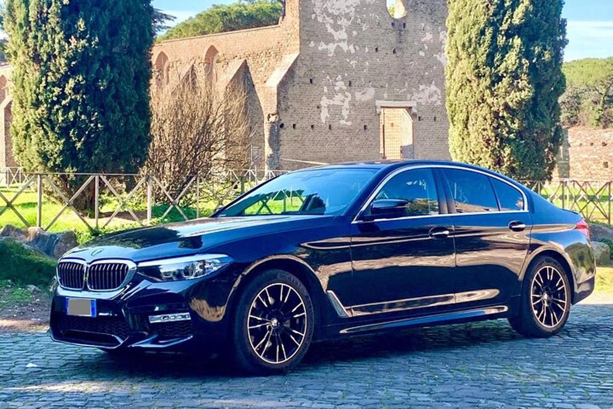 černé BMW zaparkované před hradem