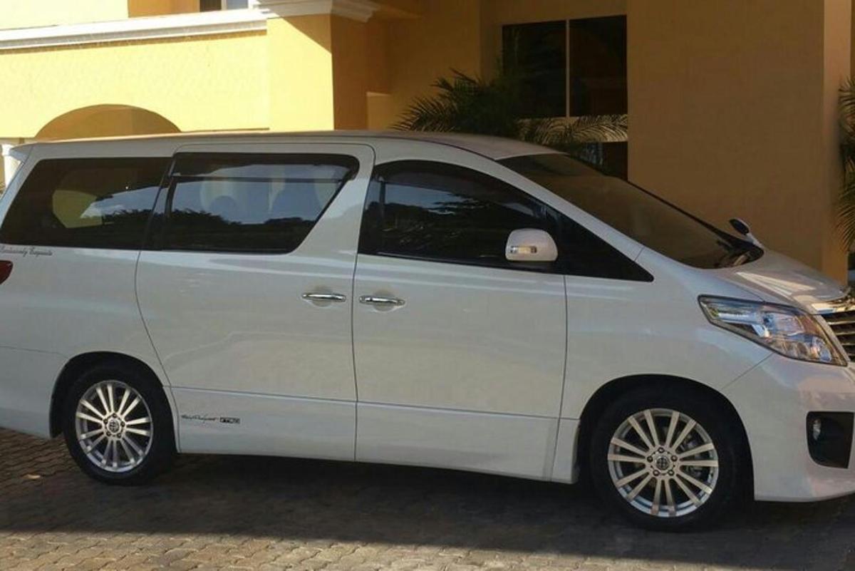 bel kombi parkiran pred stavbo