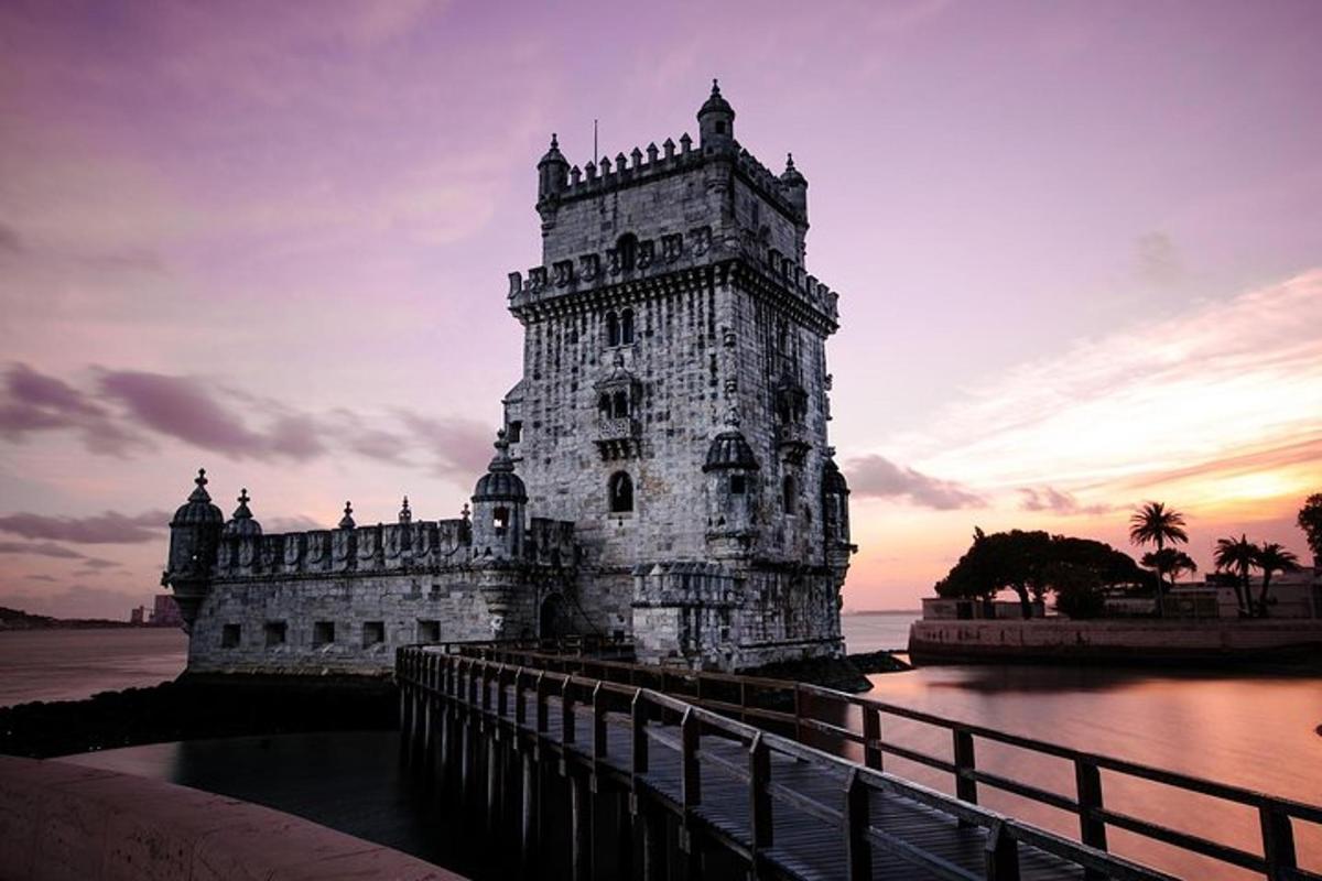 un edifici a l'aigua al costat d'una tanca