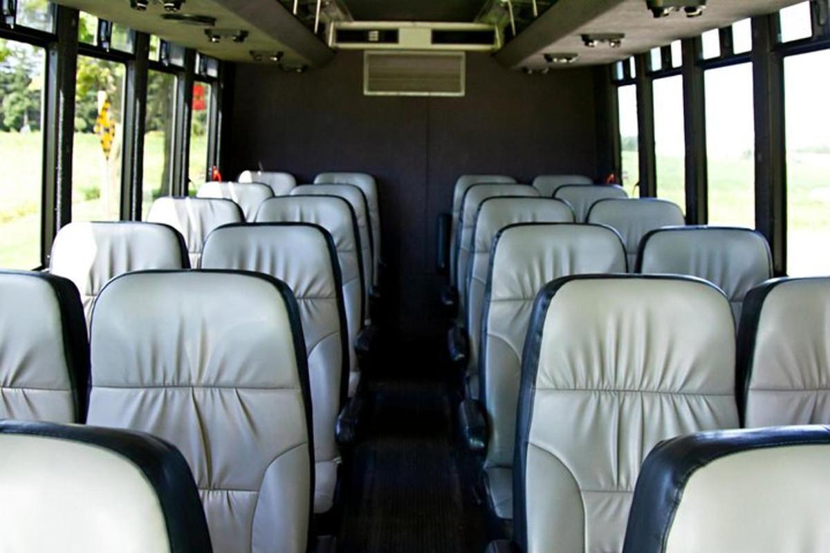 tühi buss valgete istmetega bussis