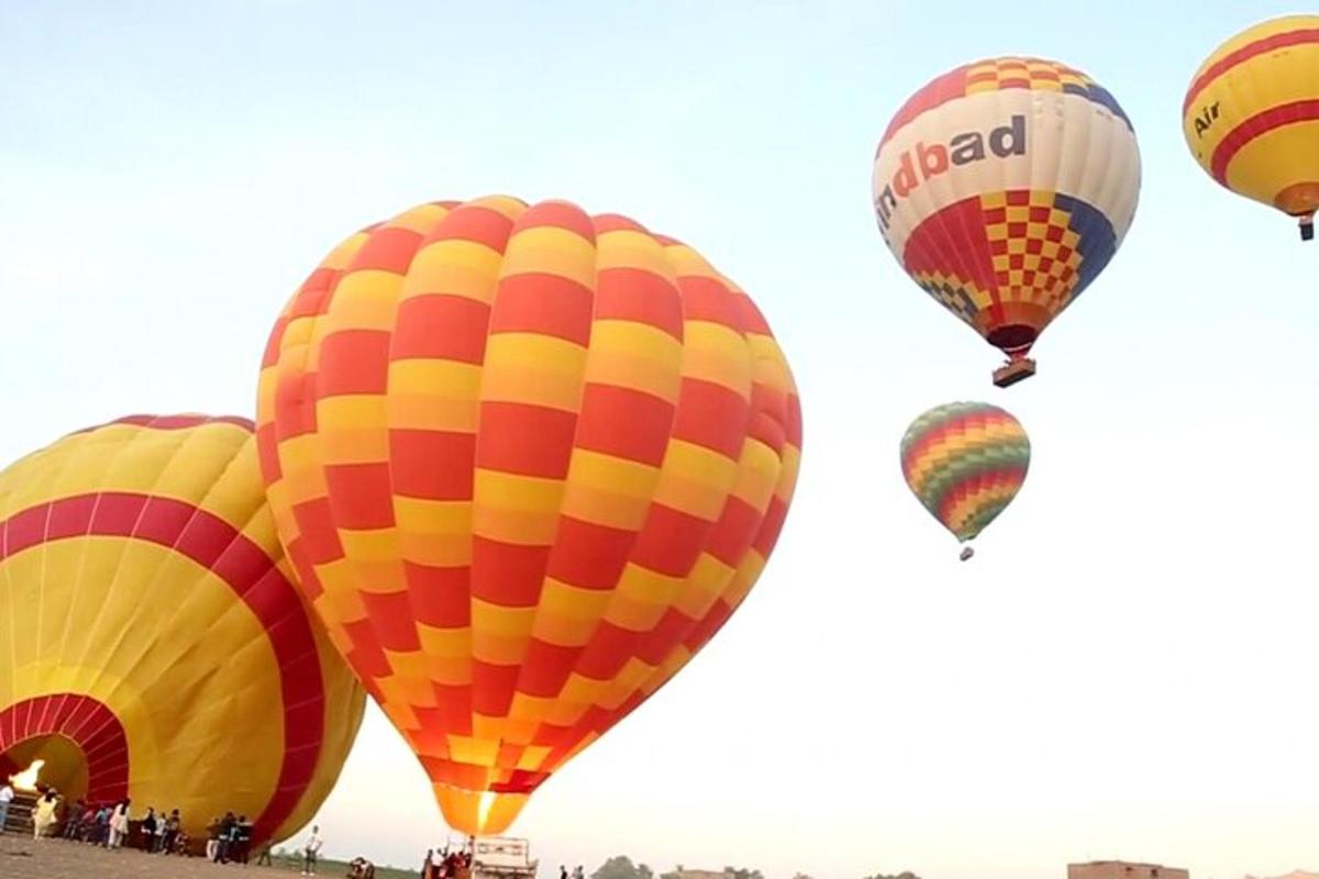 sekumpulan belon udara panas terbang di langit