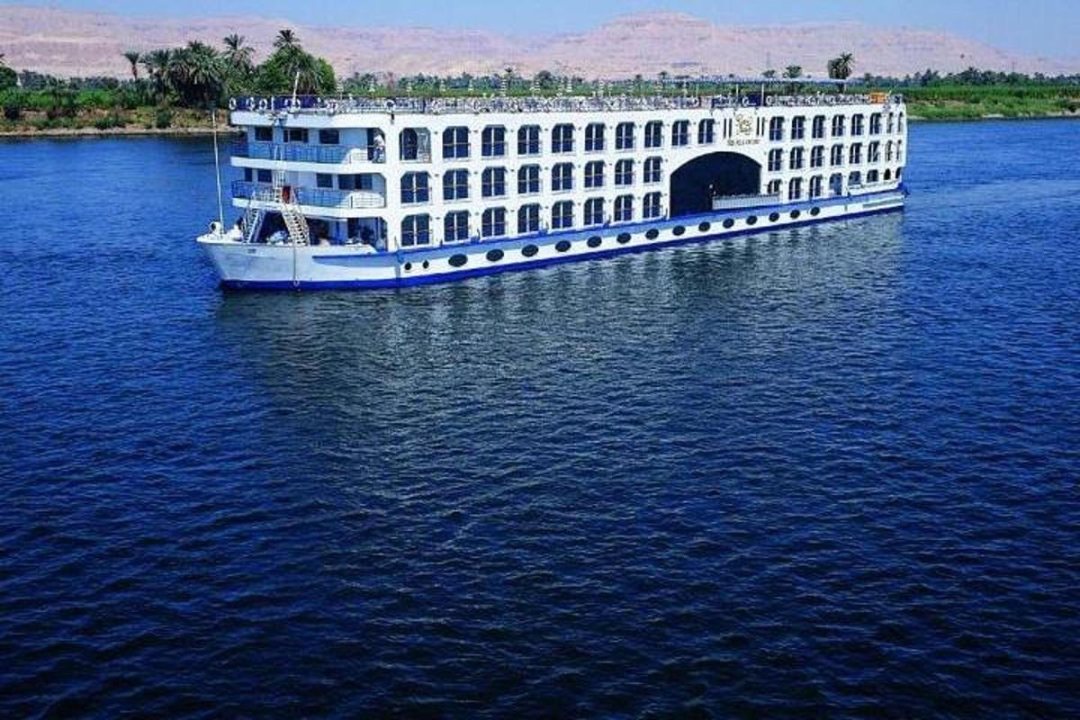 sebuah kapal persiaran yang besar di tengah-tengah air