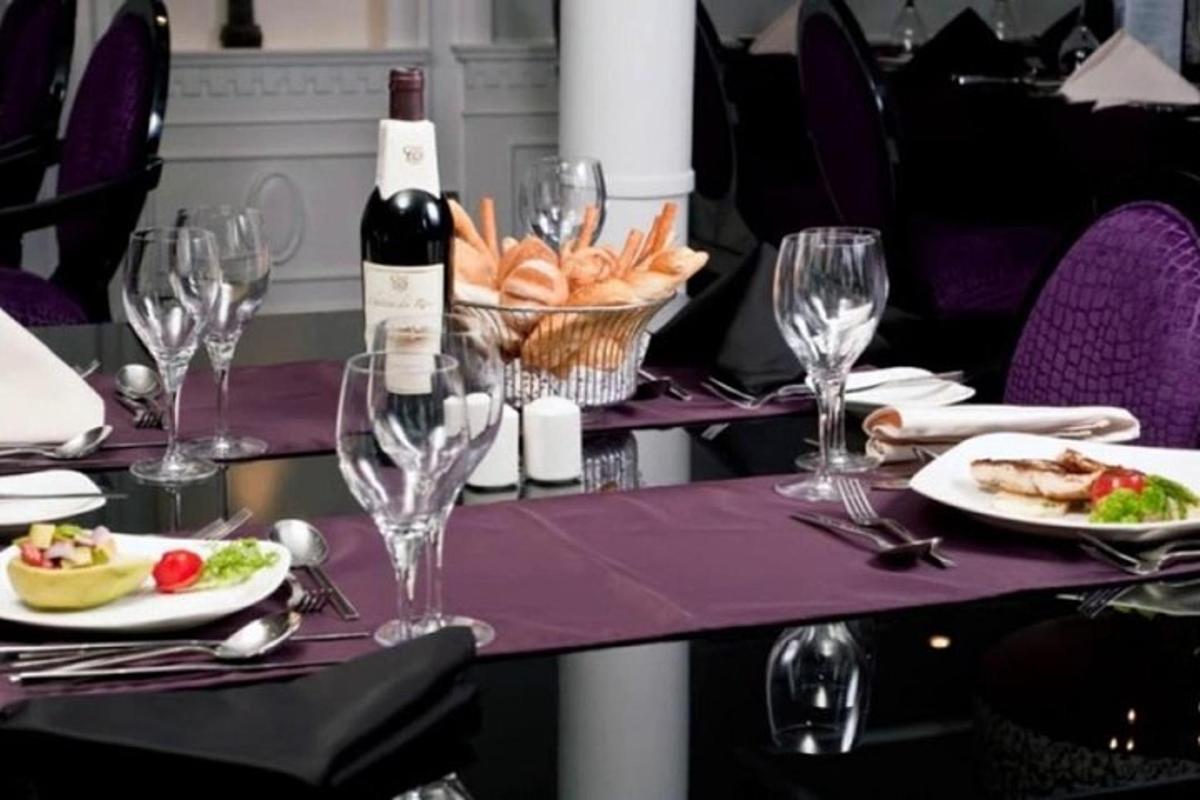 un tavolo con bottiglie di vino e piatti di cibo