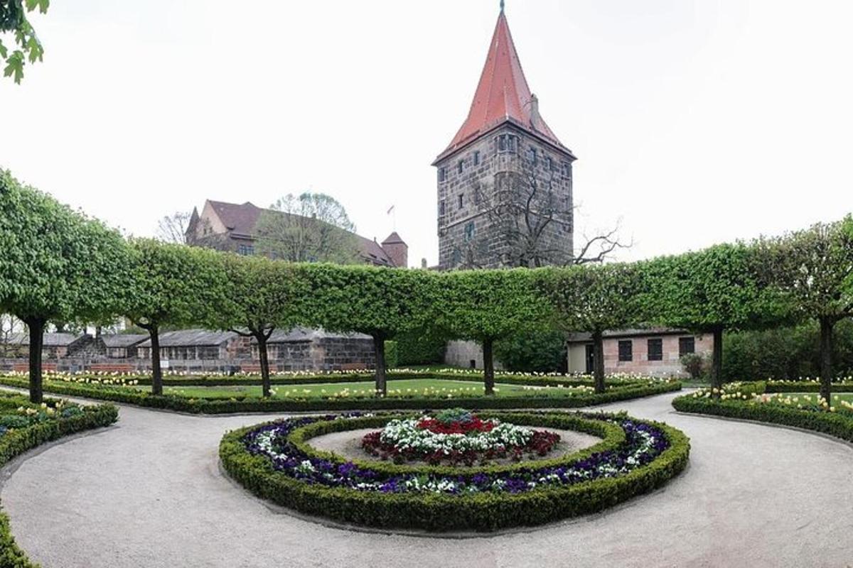 en trädgård med en klocka framför en kyrka
