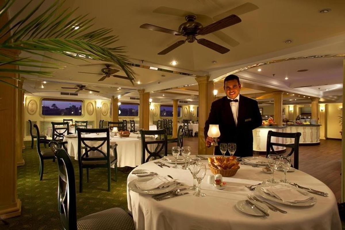 un uomo è in piedi a un tavolo in un ristorante