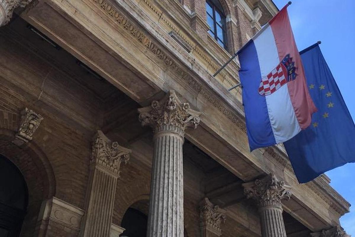 budova s vlajkou a stožárem vpředu