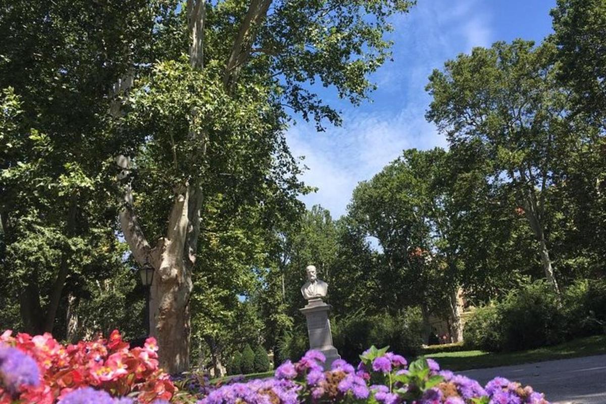 statuja dārza vidū ar ziediem