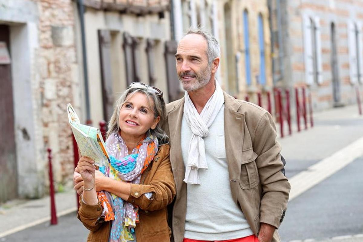un homme et une femme marchant dans la rue