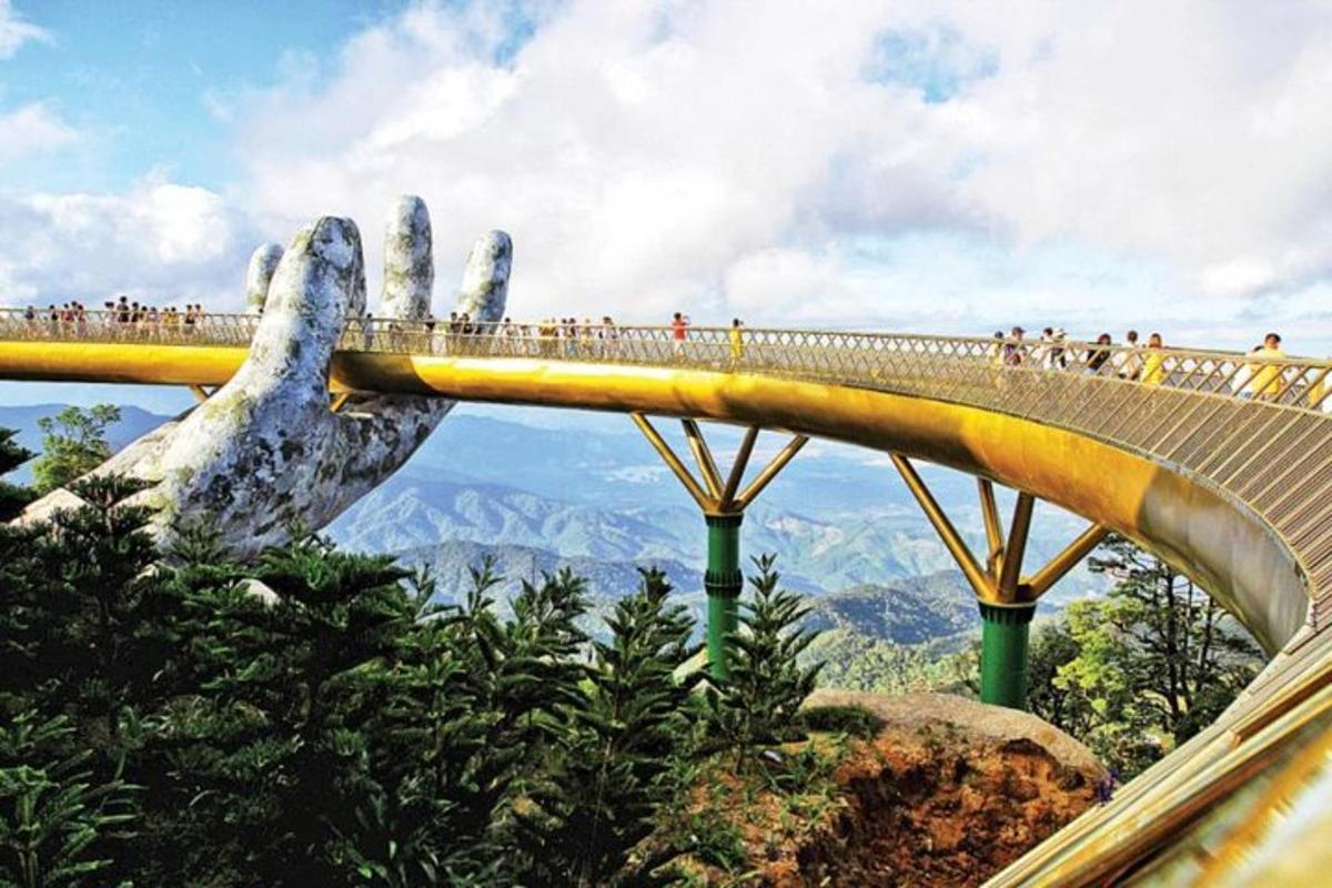 một cây cầu có một bàn tay lớn vươn ra với mọi người
