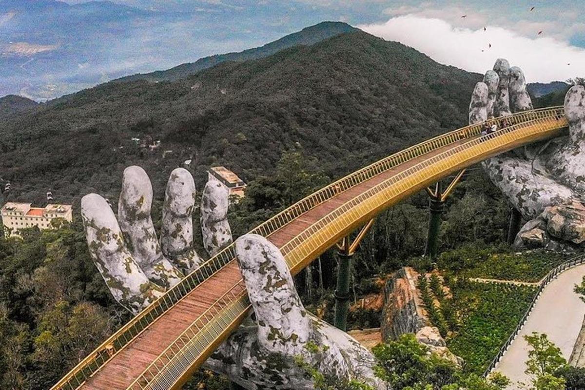 một cây cầu có bàn tay khổng lồ nâng đỡ một đoàn tàu
