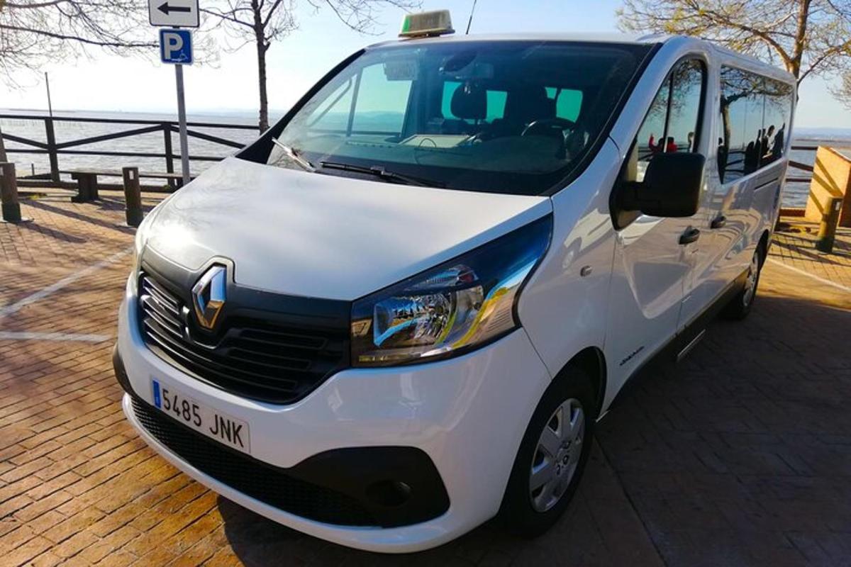 bel kombi parkiran na pomolu ob vodi
