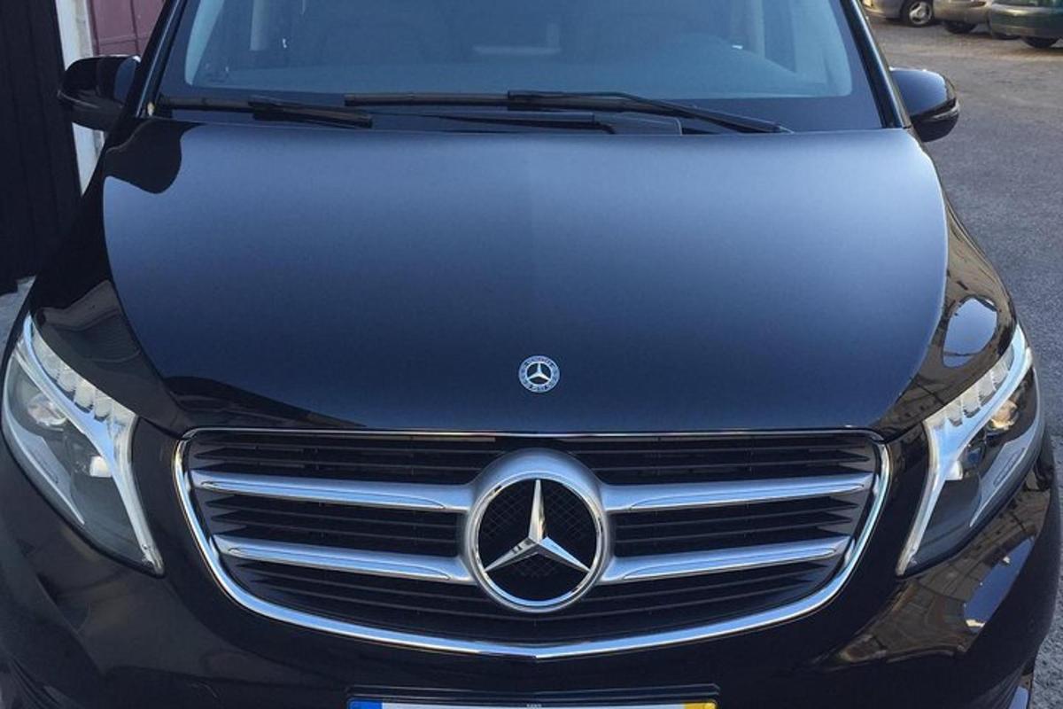 um carro Mercedes Benz estacionado em um estacionamento