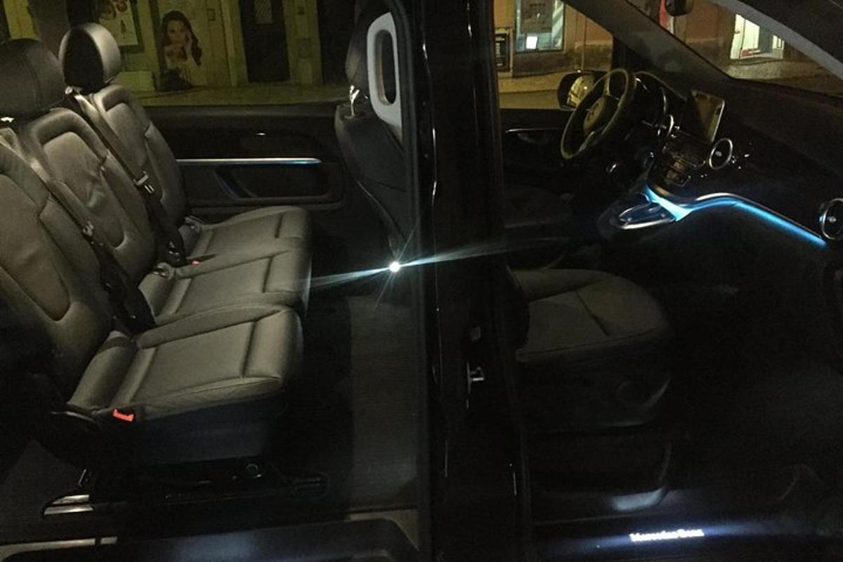 uma vista da traseira de um carro