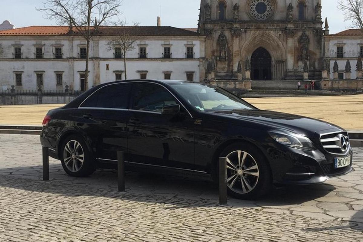 černé auto zaparkované před budovou