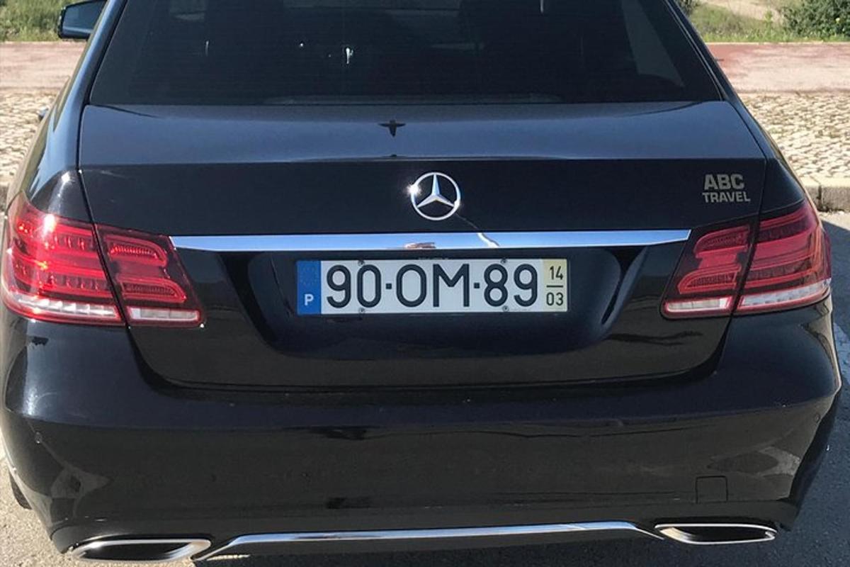 una vista posteriore di un'auto con targa