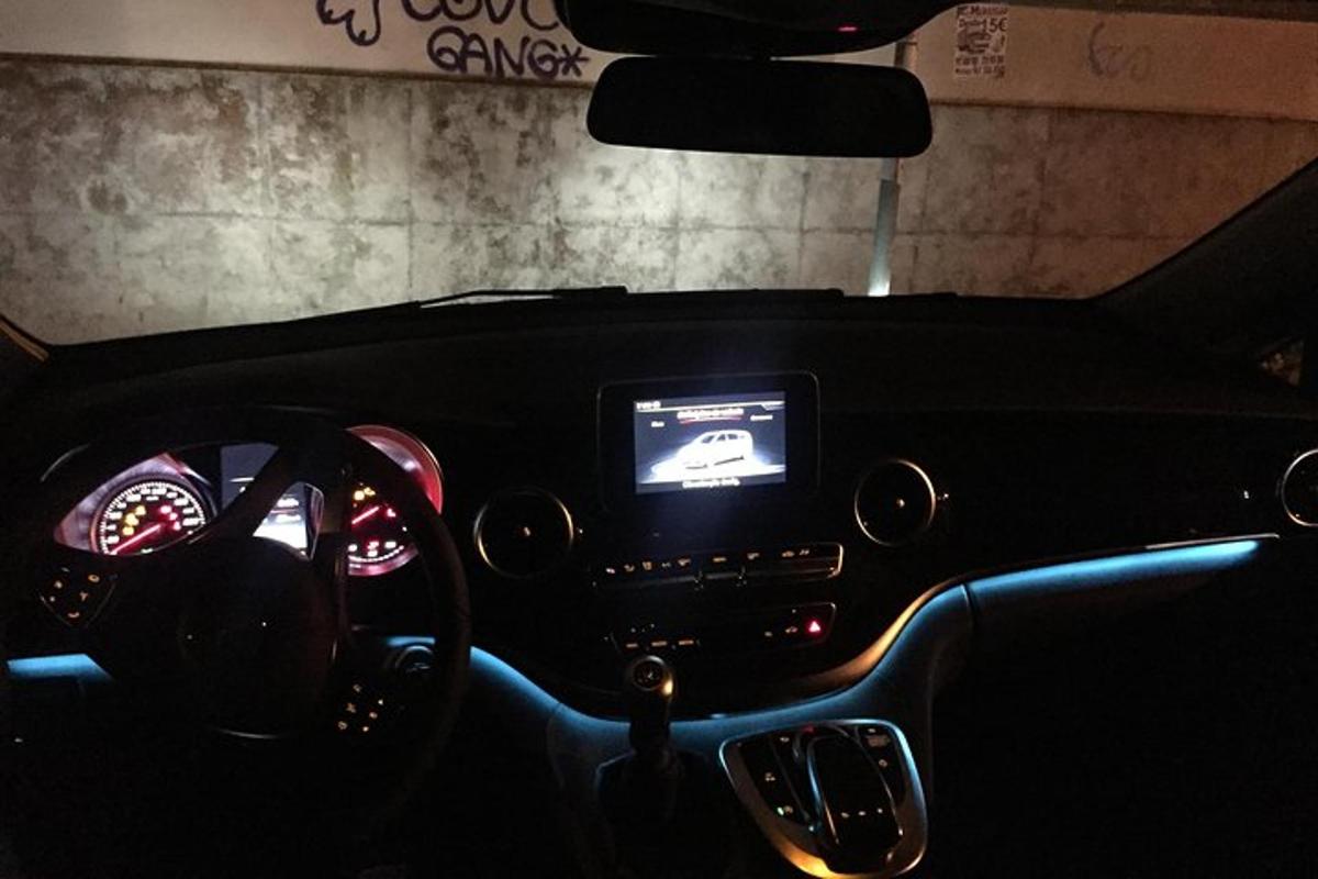 una vista del cruscotto di un'auto