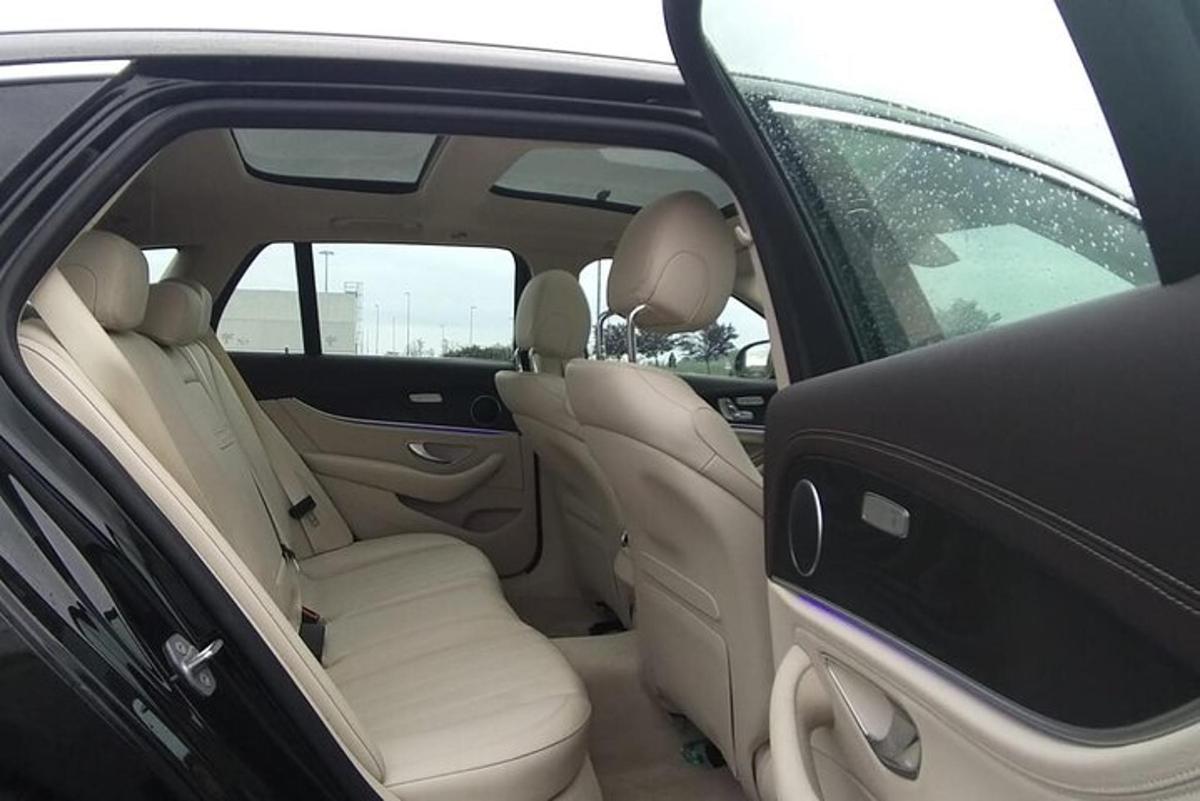 pemandangan tempat duduk belakang kereta