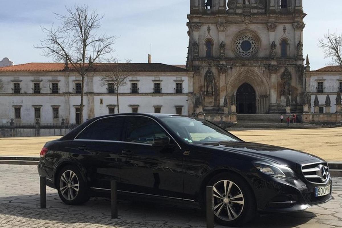 černé auto zaparkované před budovou