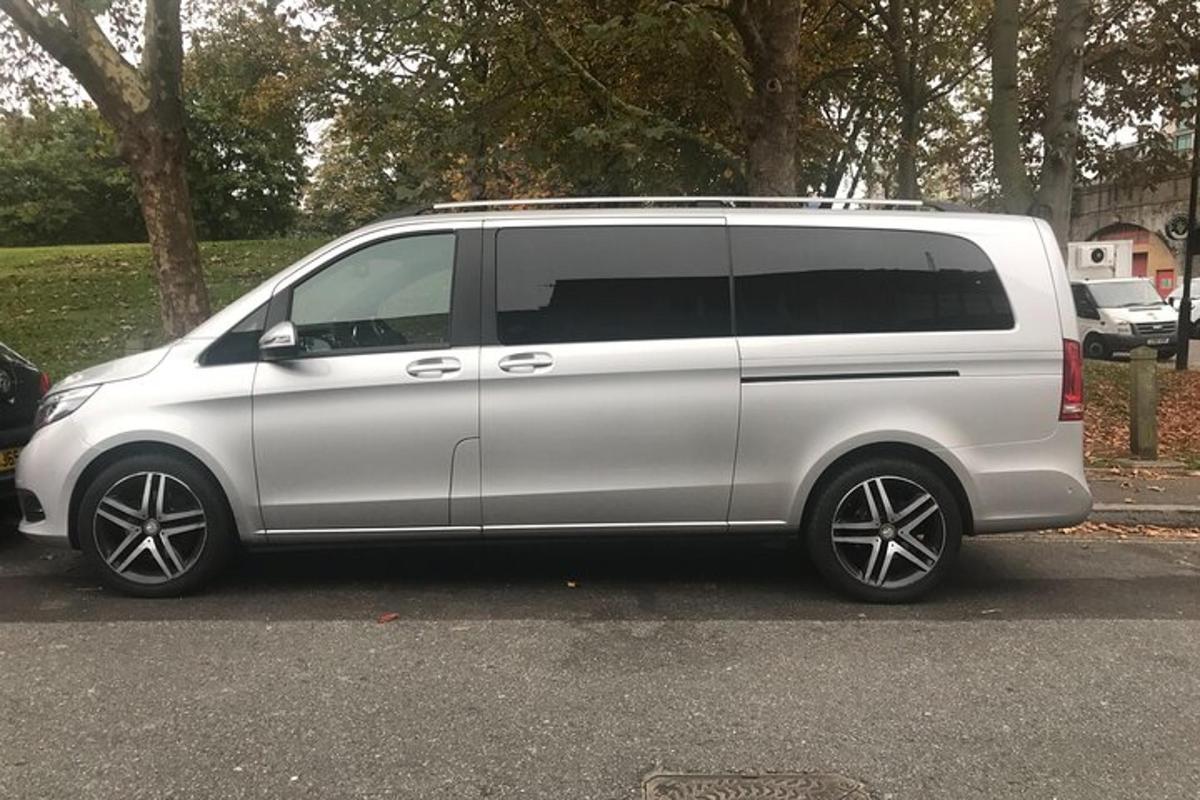 srebrn kombi parkiran na parkirišču