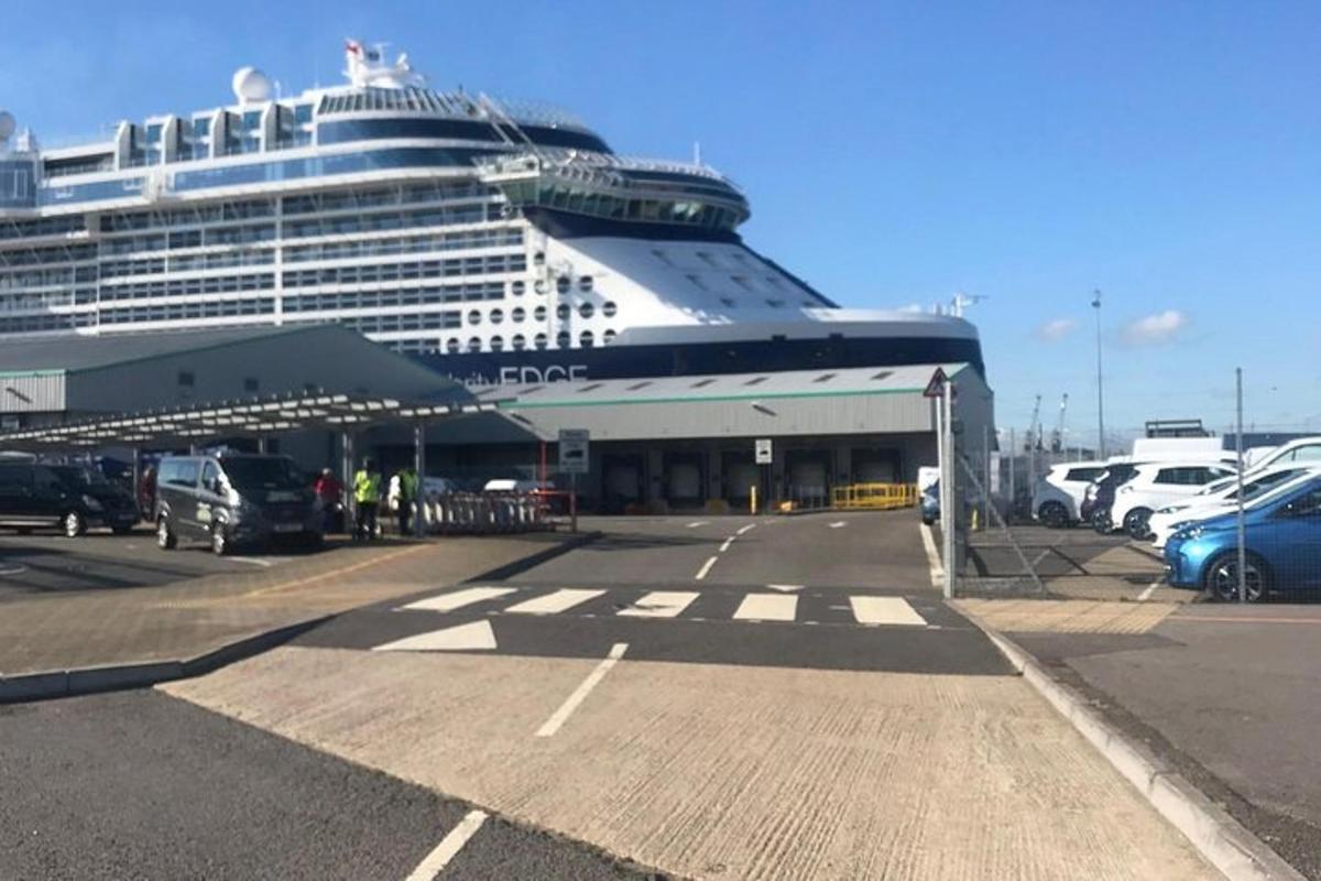 Un crucero está atracado en un estacionamiento