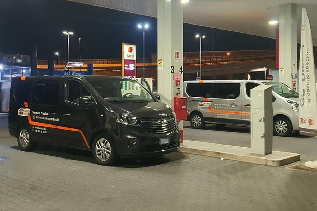 sebuah van hitam diletakkan di sebuah stesen minyak