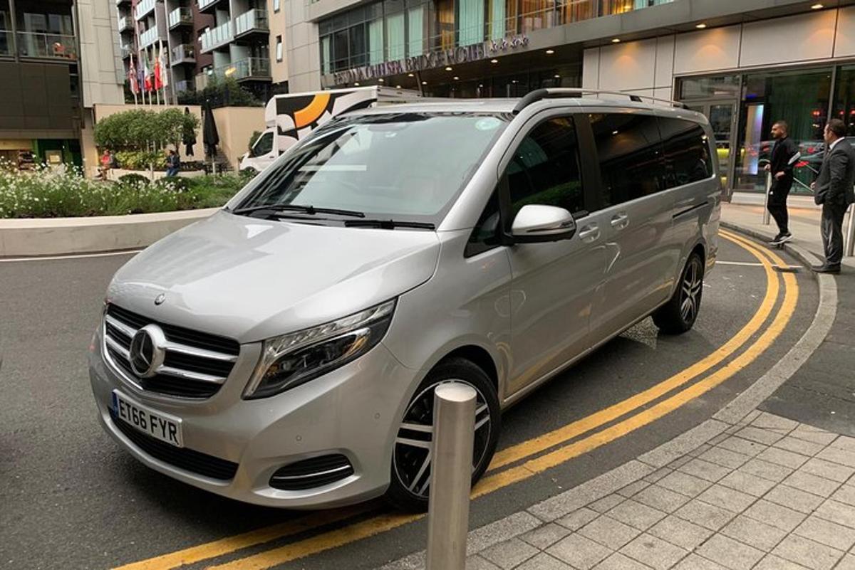 Una camioneta plateada estacionada al costado de una calle