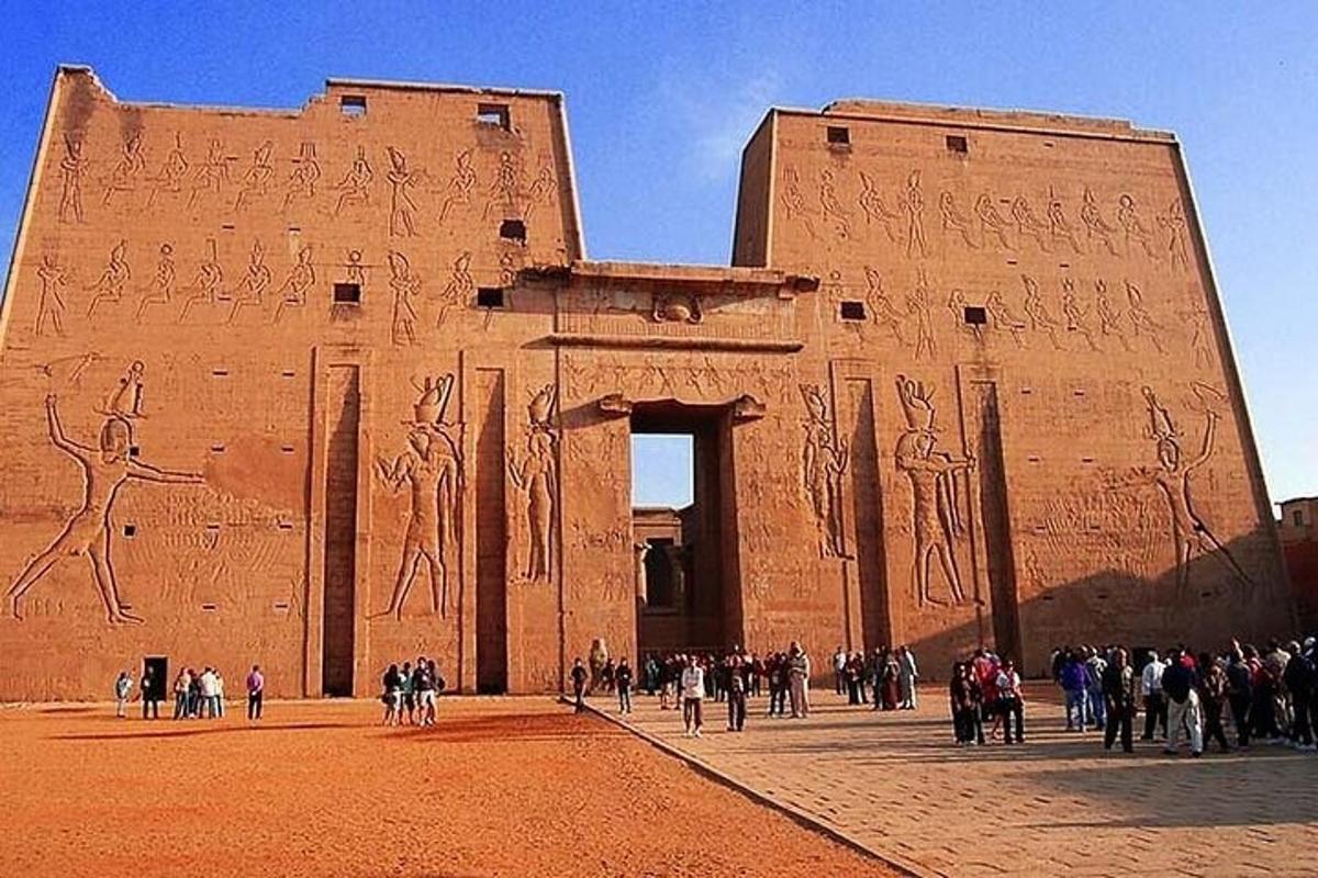 مجموعة من الأشخاص يقفون أمام مبنى