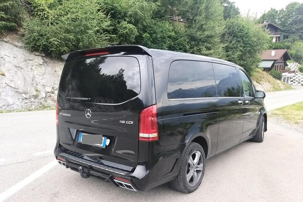 uma van preta estacionada em um estacionamento
