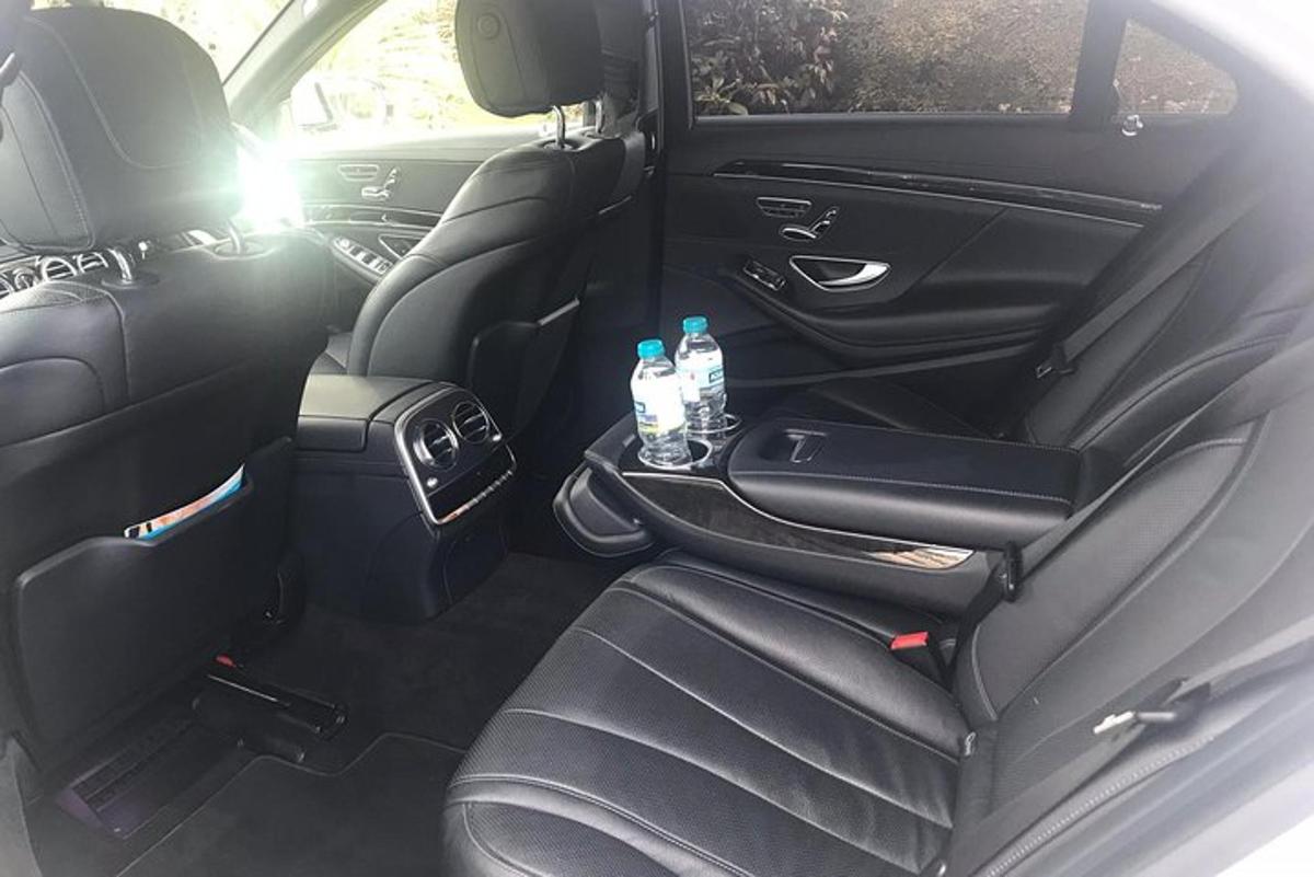 une vue de l'arrière d'une voiture avec deux bouteilles