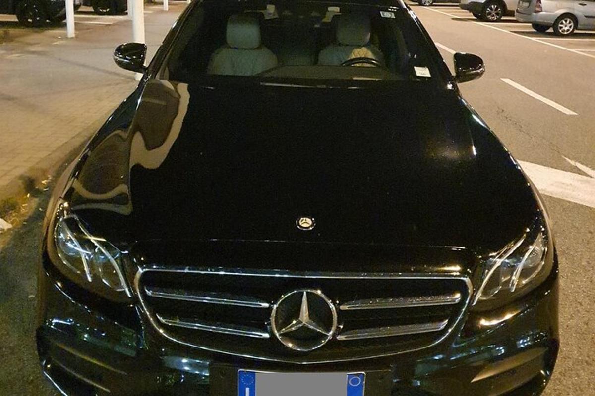 um carro Mercedes Benz estacionado em uma rua