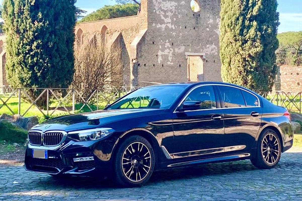 sebuah kereta bmw biru berhenti di hadapan sebuah istana