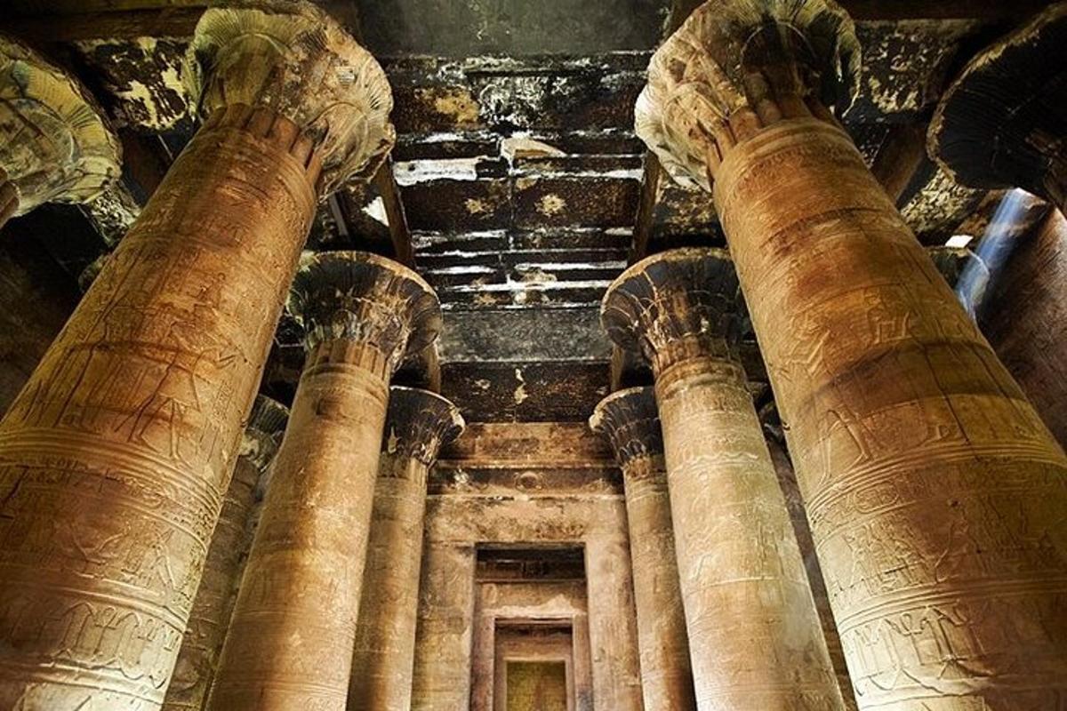مجموعة من الأعمدة في مبنى