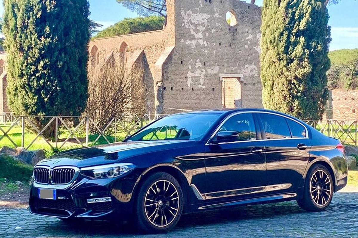 una BMW blu parcheggiata davanti a un castello